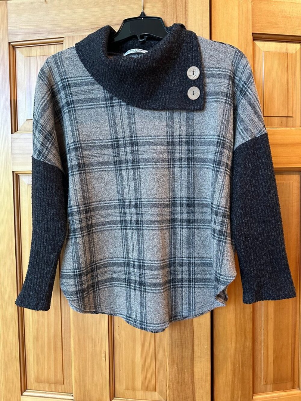 Plaid Drop Sleeve Sweater w/ Rib Knit Cowl Neck and Sleeves Gray Women's Medium